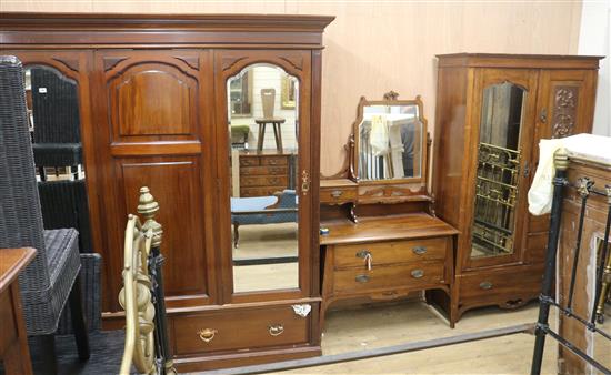 An Edwardian oak wardrobe and washstand Wardrobe W.113cm, dressing table W.99cm